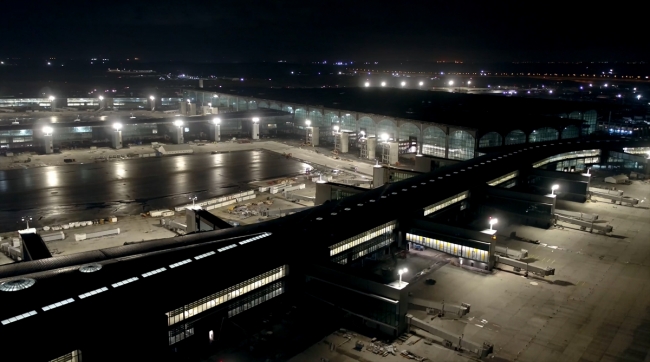 ‘Lale Kule’ Türk Bayrağı renklerine büründü